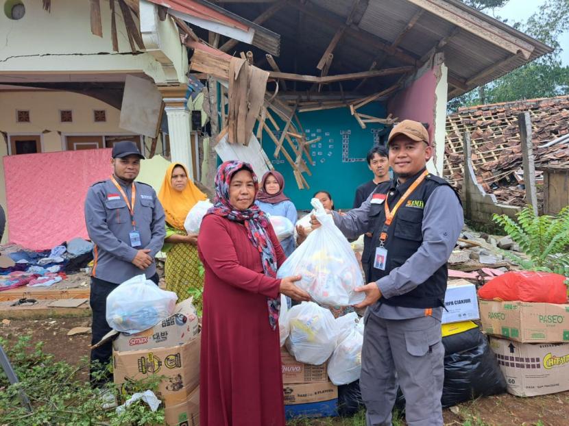 Laznas BMH menyalurkan bantuan sembako dan mukena  kepada warga penyintas gempa di  Kampung Rancapicung, Desa Cibulakan, Kecamatan Cugenang, Cianjur.
