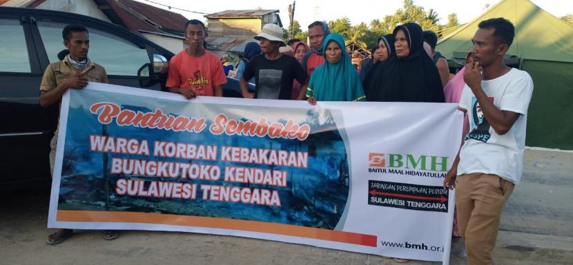 Laznas BMH menyalurkan bantuan sembako, dana santunan dan pakaian layak kepada korban kebakaran Bungkutoko Kendari, Sulawesi Tenggara, Jumat (3/6).