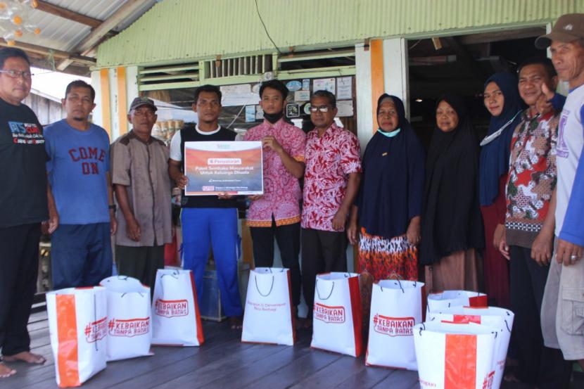 Laznas BMH menyalurkan bantuan sembako kepada warga Kampung Atas Air, Bontang, Kalimantan Timur.