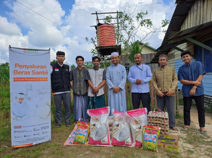 Laznas BMH menyalurkan bantuan sembako untuk santri Pesantren An-Nahl, Samarinda, Kalimantan Timur, Selasa (6/11/2022).