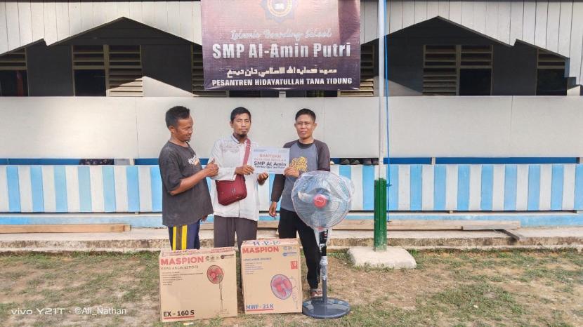 Laznas BMH menyalurkan bantuan tiga unit kipas angin dan dua  unit papan tulis whiteboard  ke Pesantren Tahfidz Putri Al-Amin Tana Tidung, Kalimantan Utara, Selasa (20/9/2022).