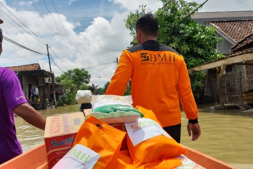 Laznas BMH menyalurkan bantuan untuk korban bencana banjir di Gresik Selatan.