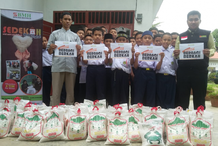 Laznas BMH menyalurkan beras ke pesantren tahfizh di Deli Serdang, Sumatera Utara.