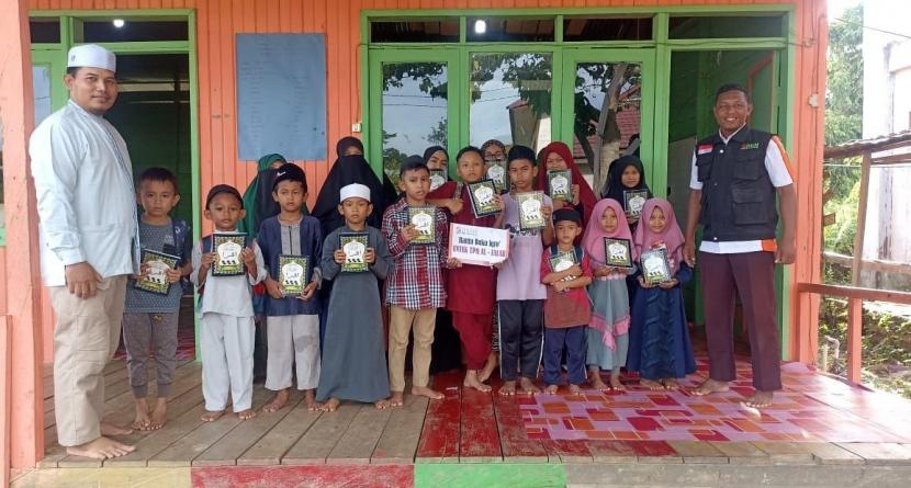Laznas BMH menyalurkan  buku Iqro untuk santri TPQ Al-Falah di  Desa Malinau Kota,  Kabupaten  Malinau, Kalimantan Utara, Selasa (21/3/2023).
