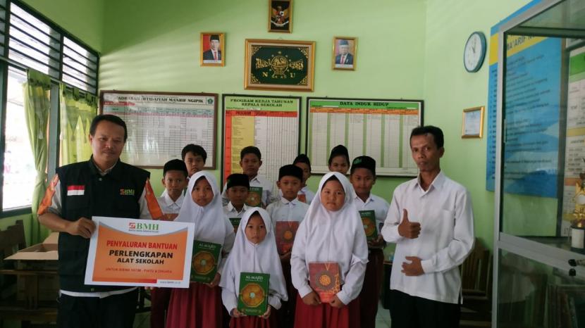 Laznas BMH menyalurkan peralatan sekolah untuk  siswa Madrasah Ibtidaiyah (MI) Ma’arif Ngipik, Kulonprogo, Yogyakarta, Selasa (27/9/2022).