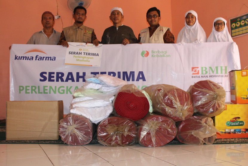 Laznas BMH menyalurkan perlengkapan ibadah di dua masjid di Jakarta Utara (7/6).