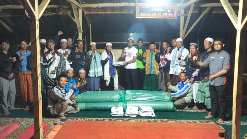 Laznas BMH menyalurkan sajadah untuk masjid darurat yang sehari-hari dipakai beribadah oleh penyintas gempa Cianjur.