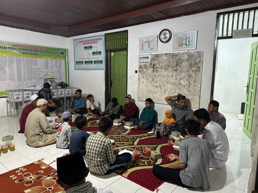 Laznas BMH menyapa santri di Padang dan Mentawai Sumatera Barat dengan program buka puasa berkah. 