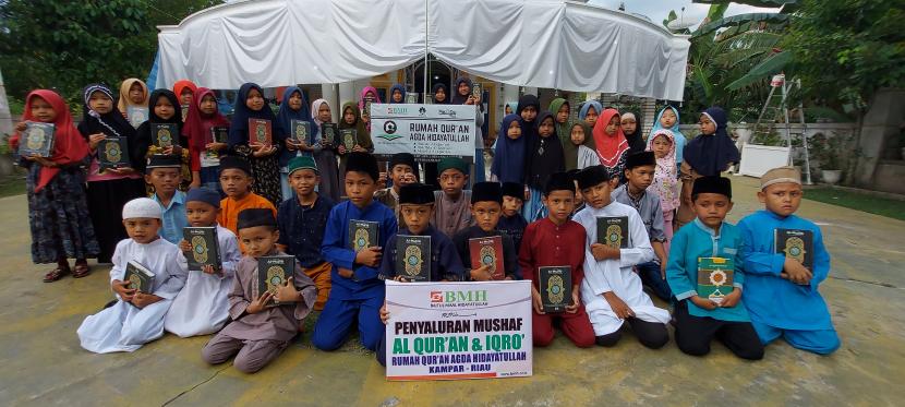 Laznas BMH menyerahkan Alquran, buku Iqro dan dana pembangunan saung tahfidz di Kabbupaten Kampar, Riau, Jumat (15/10)..