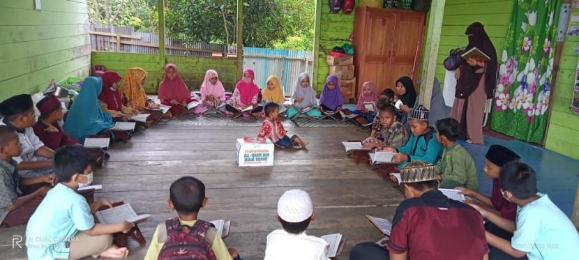 Laznas BMH menyerahkan bantuan Alquran dan buku Iqro di TPQ Ar-Riyadh Hidayatullah Tana Tidung, Kalimantan Utara.