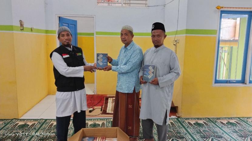 Laznas BMH menyerahkan bantuan mushaf Alquran kepada perwakilan mualaf Desa Sedulun Tana Tidung, Kalimantan Utara.