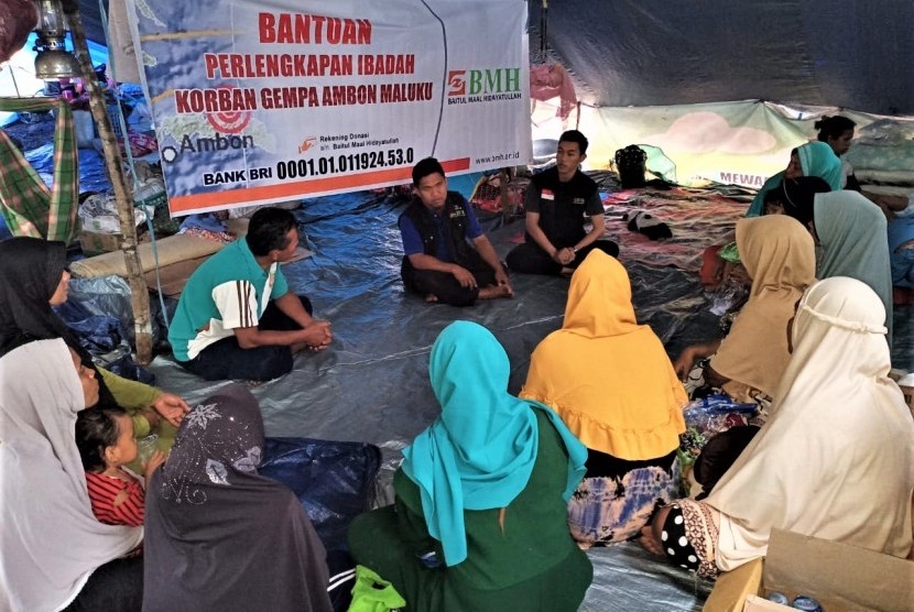 Laznas BMH menyerahkan bantuan perlengkapan ibadah kepada  pengungsi di  Negeri Liang, Salahutu, Maluku Tengah.   