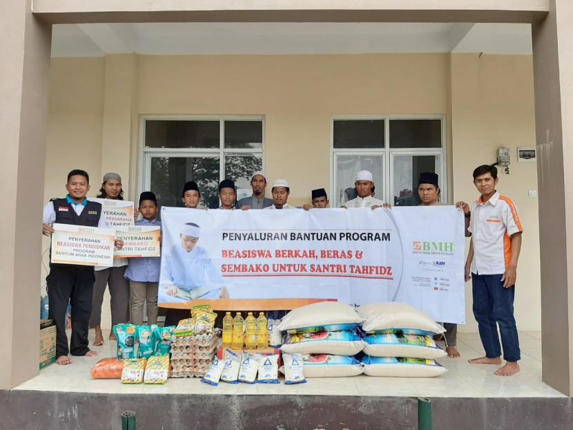 Laznas BMH menyerahkan bantuan sembako untuk para dai dan pesantren yang tersebar di seluruh titik di Jawa Barat.