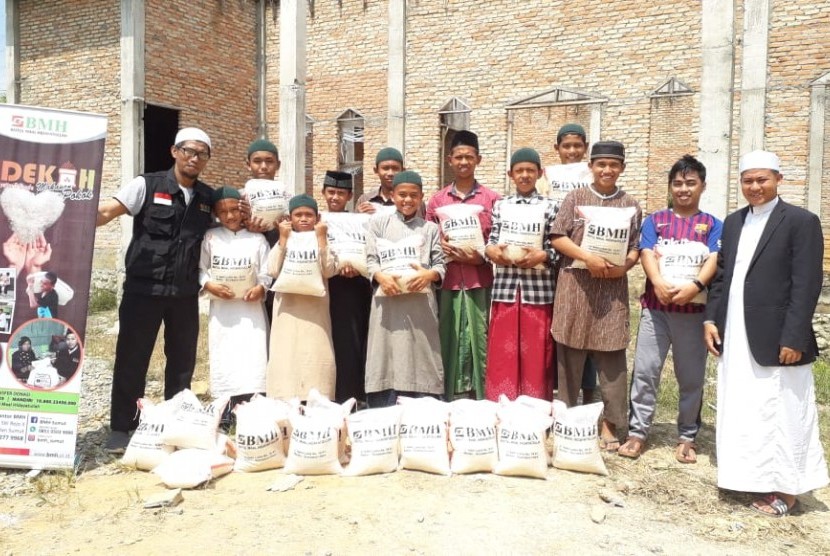Laznas BMH menyerahkan  beras santri ke Pesantren Darul Istiqomah di Desa Mompang Julu, Kecamatan Panyabungan Utara, Kabupaten Mandailing Natal, Sumatera Utara.