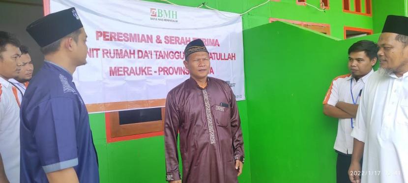 Laznas BMH menyerahkan dua unit rumah untuk dai tangguh di Merauke, Papua, Senin (17/1).