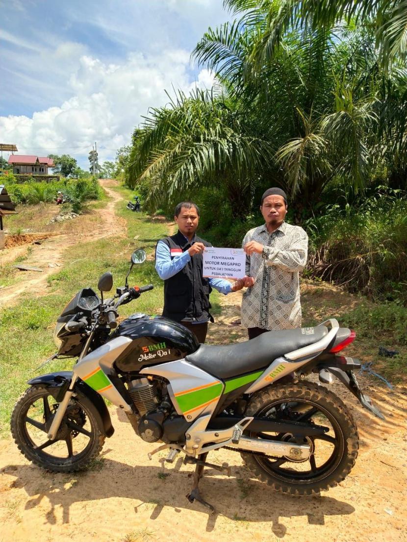 Laznas BMH menyerahkan motor dai untuk Dai Tangguh di Pedalaman Kalimantan Timur.