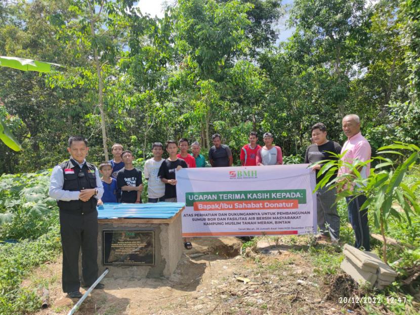 Laznas BMH menyerahkan sumur bor dan instalasi air bersih kedua di RT 03 Kampung Tanah Merah, Bintan, Kepulauan Riau,  Selasa  (20/12/2022).