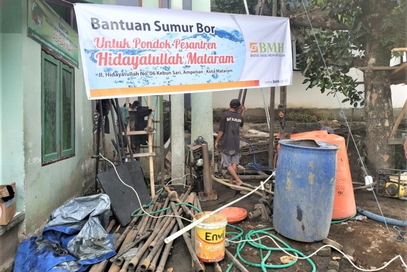 Laznas BMH menyerahkan sumur bor ke-13 di Pesantren Hidayatullah Mataram.