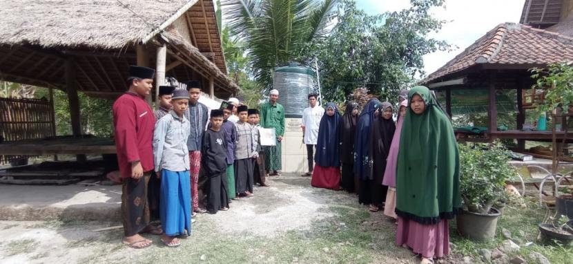 Laznas BMH menyerahkan sumur bor kepada Pesantren Sabilal Muhtadin Ila Darissalam, Kuripan, Lombok Barat, NTB, Jumat (23/9/2022).