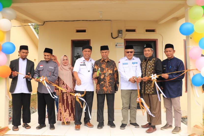 Laznas BMH menyerahkan tiga unit rumah guru di lingkungan Pondok Pesantren Hidayatullah Towuti-Luwu Timur, Jumat (6/1/2023).