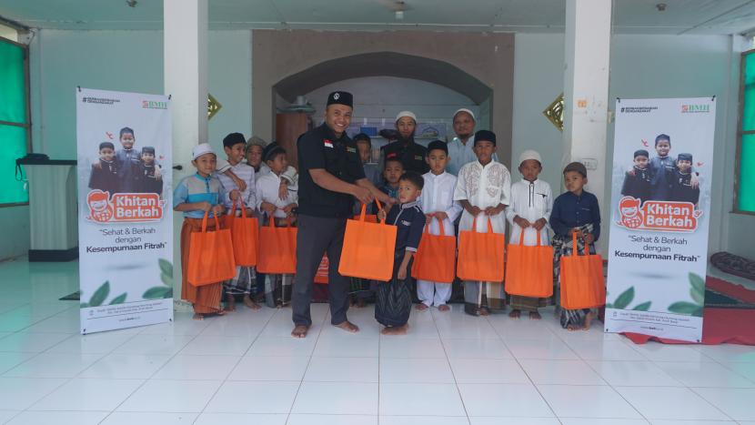 Laznas BMH Perwakilan Aceh mengadakan kegiatan khiran berkah di Dayah Tahfidz Sahda Japakeh, Kecamatan Darul Imarah, Kabupaten Aceh Besar, Rabu (21/12/2022).