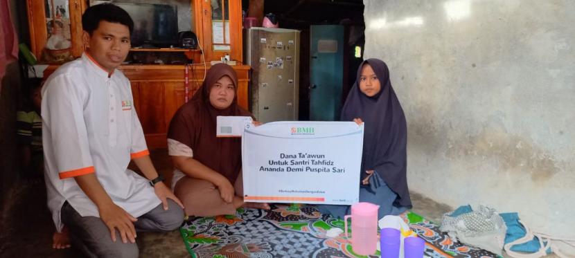 Laznas BMH Perwakilan Bengkulu menyalurkan dana taawun kepada Demi Puspita Sari, satri penghafal Quran yang terkena penyakit gagal ginjal.
