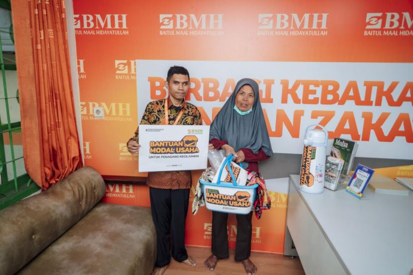 Laznas BMH Perwakilan Jawa Barat  menyalurkan bantuan modal usaha berupa termos air panas, kopi sashet dan beragam item lainnnya kepada Ibu Mimin, warga Kiara Condong, Bandung.