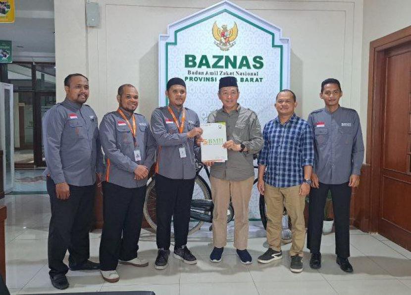 Laznas BMH Perwakilan Jawa Barat menyerahkan Laporan Tahunan kepada Baznas Jawa Barat di Bandung, Selasa (28/2/2023).