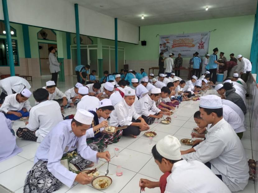 Laznas BMH Perwakilan Jawa Tengah, Gerai Kudus merayakan Haari Gizi dengan mengajak santri menikmati menu sate dan gulai, Rabu (25/1/2023).