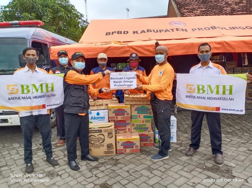 Laznas BMH Perwakilan Jawa Timur menyalurkan bantuan untuk korban bencana banjir di Desa Dringu, Prolobolinggo, Jatim.