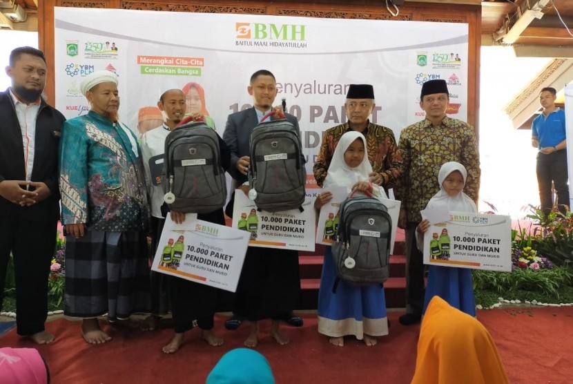 Laznas BMH Perwakilan Jawa Timur menyalurkan paket pendirikan untuk guru dan murid.