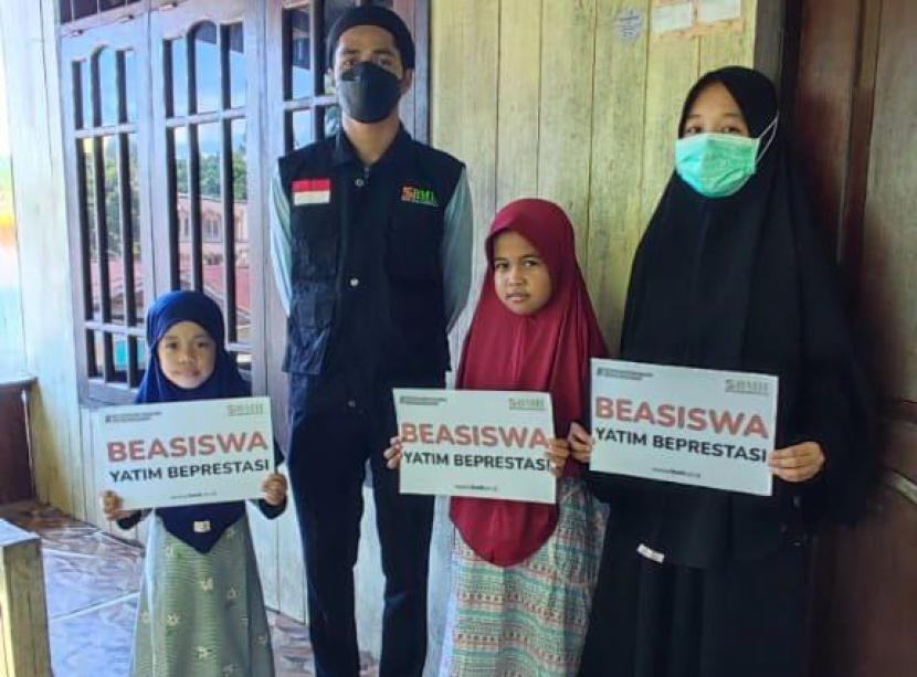 Laznas BMH Perwakilan Kalimantan Utara menyalurkan beasiswa kepada santri yatim, berprestasi dan memiliki hafalan Quran di Kalimantan Utara, Senin (4/7).