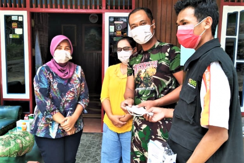Laznas BMH Perwakilan Kaltim memberikan bantuan masker kepada korban bencana asap.