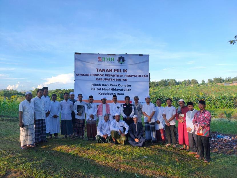 Laznas BMH Perwakilan Kepulauan Riau (Kepri) menyerahkan  hibah tanah seluas 3 hektar untuk pengembangan Pesantren Hidayatullah di Bintan.