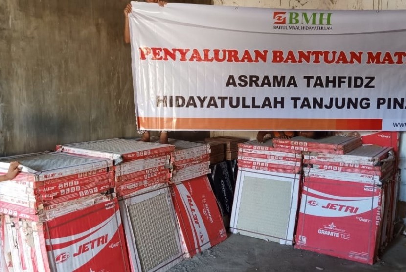 Laznas BMH Perwakilan Kepulauan Riau memberikan bantuan material untuk pembangunan asrama Pesantren Tahfizhul Quran Hidayatullah Tanjung Pinang.