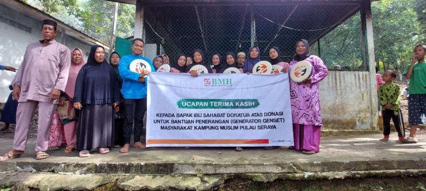 Laznas BMH Perwakilan Kepulauan Riau  menyalurkan  bantuan mesin genset untuk warga  Pulau Seraya, Batam, Sabtu (17/9/2022).