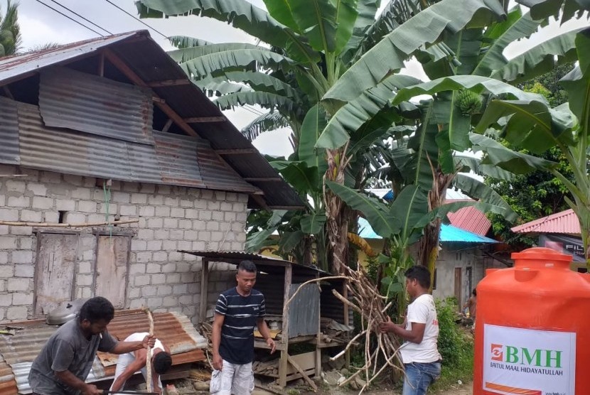 Laznas BMH Perwakilan Maluku menyalurkan bantuan tandon air kepada korban genmpa bumi di Dusun Walare. 