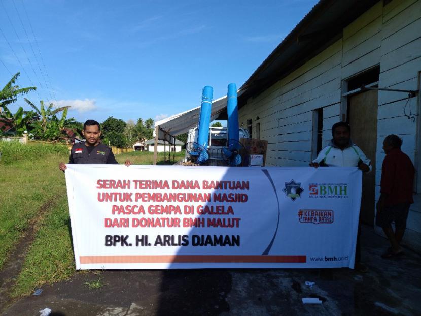 Laznas BMH Perwakilan Maluku Utara menyalurkan bantuan  pembangunan masjid  darurat penyintas gempa bumi  di Galela, Halmahera Utara, Ahad (11/9/2022).
