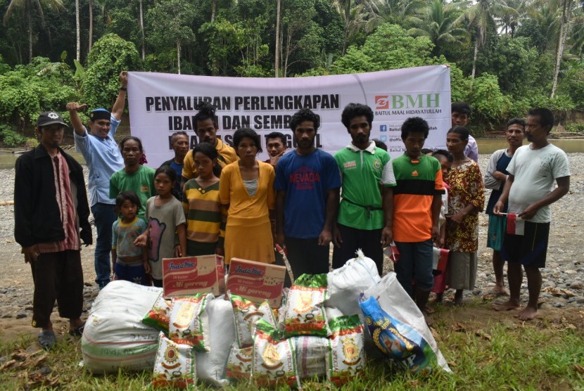 Laznas BMH Perwakilan Maluku Utara menyamoaikan bantuan logistik untuk mualaf Suku Togutil.