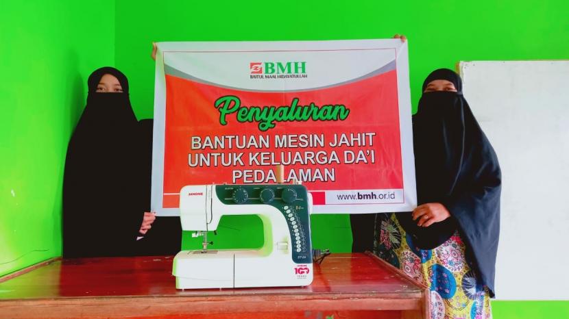 Laznas BMH Perwakilan Maluku Utara menyerahkan bantuan mesin jahit untuk Ibu Sri Wahyuni, pengasuh pesantren di Bacan, Halmahera, Maluku Utara, Selasa (2/11).