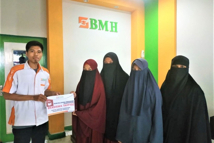 Laznas BMH Perwakilan NTB menyerahkan beasiswa untuk santri tahfizh putri  di Mataram.