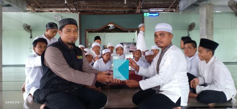 Laznas BMH Perwakilan Papua, Gerai Timika memberikan hadiah Alquran hafalan kepada santri Pesantren Hidayatullaj Timika, Papua, Jumat (22/10).