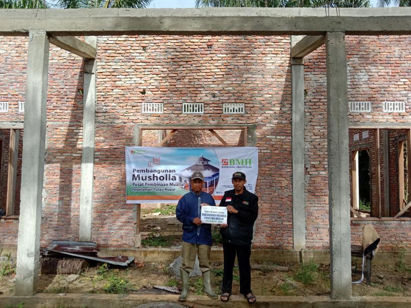 Laznas BMH Perwakilan Riau menyerahkan bantuan dana untuk pembangunan mushala yang menjadi pusat pembinaan mualaf di Pulau Rupat, Bengkalis.