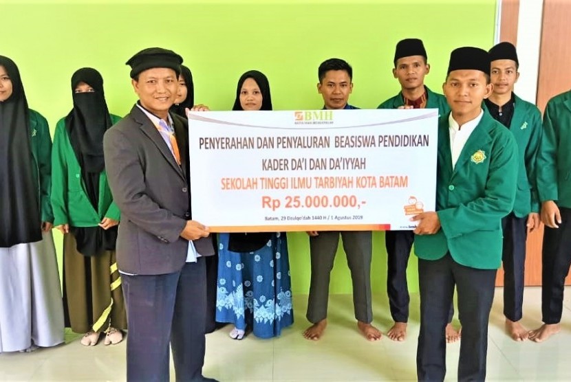 Laznas BMH Perwakilan Riau menyerahkan beasiswa pendidikan kader dai dan daiyah di Batam.