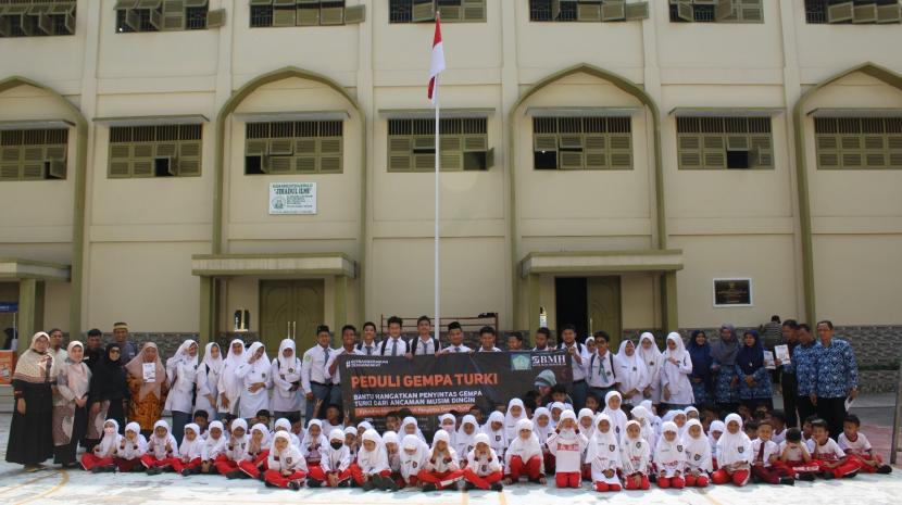 Laznas BMH Perwakilan Sumatera Utara bersama Perguruan Islam Al-Ulum  Medan, melakukan penggalangan dana untuk gempa Turki dan Suriah. Rabu  (8/3/2023).