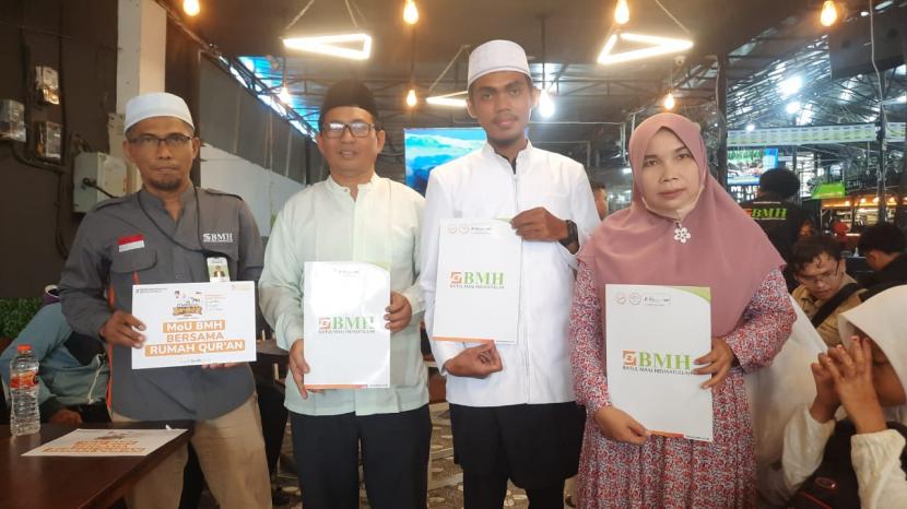 Laznas BMH Perwakilan Sumatera Utara meneken kerja sama dengan tujuh Qumah Quran (RQ) yang tersebar di Medan dan Deli Serdang, Kamis (25/82022).
