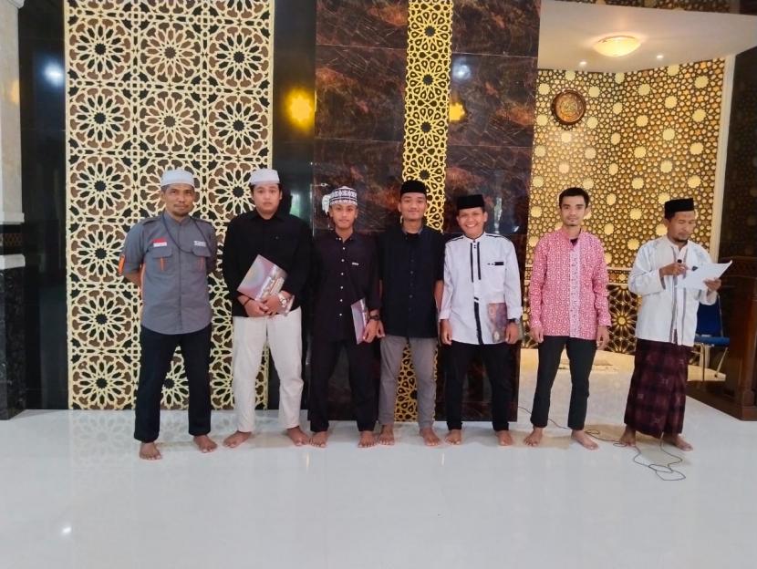 Laznas BMH Perwakilan Sumatera Utara menggelar acara penugasan lima alumni penerima beasiswa di  Masjid Baitul Akbar Tanjung Morawa,  Deli Serdang, Kamis (11/8/2022).
