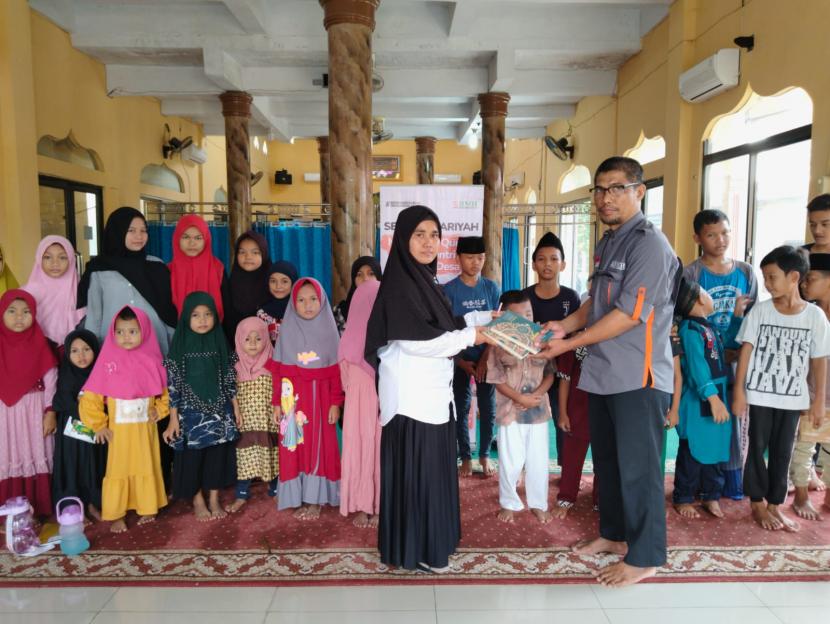 Laznas BMH Perwakilan Sumatera Utara menyalurkan  35  Mushaf Alquran dan Iqro untuk santri di Masjid Ahmad, Desa Patumbak Kampung,  Kecamatan  Patumbak, Deli Serdang belum lama ini. 
