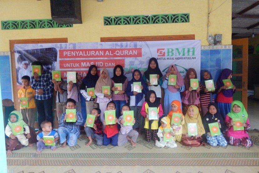 Laznas BMH Perwakilan Yogyakarta membagikan Alquran ke masjid, mushala dan pesantren tahfizh di Yogya dan beberapa kota di Jawa Tengah.