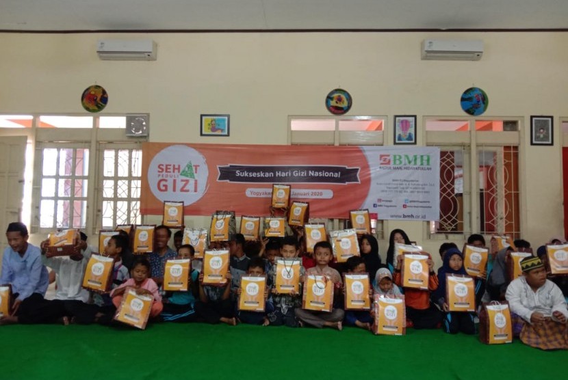Laznas BMH Perwakilan Yogyakarta menyalurkan paket gizi ke Sekolah Luar Biasa (SLB) Tunas Kasih.